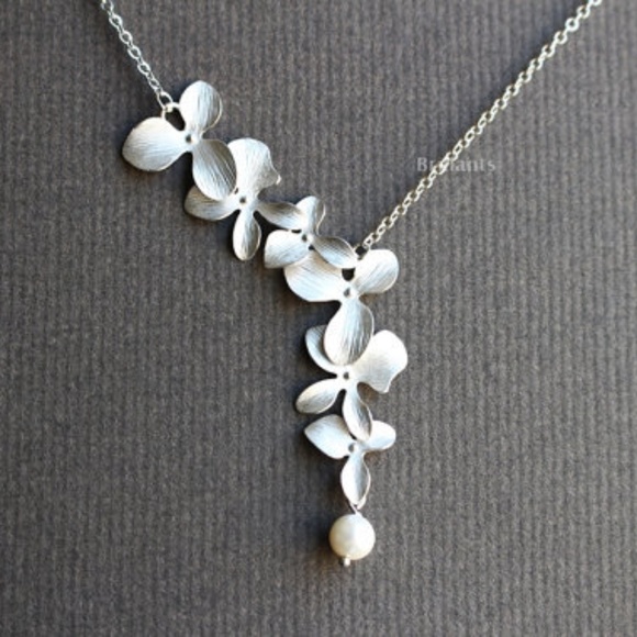 Jewelry - ❤️4 for $20 Sale❤️ orchid flower necklace
